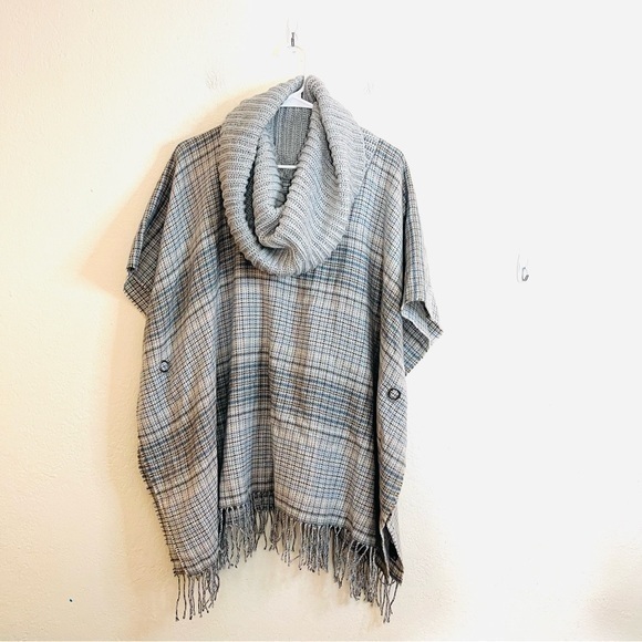 100% Acrylic Plaid Fringe Hem Poncho Sweater Blue/Gray - Picture 1 of 10